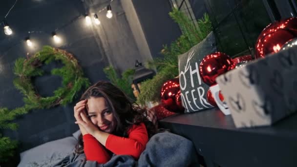 Jolie Fille Brune Pull Tricoté Rouge Sur Fond Une Chambre — Video