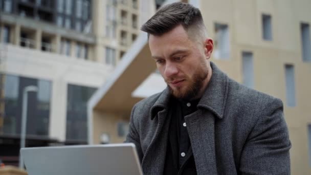 벤치에 앉아있는 노트북에 사업가 비디오 — 비디오