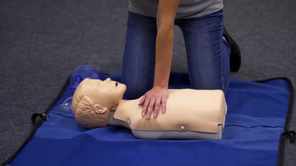 Cprトレーニング 医療処置 クラスのCpr人形の胸の圧縮を実証する 医学コースからのビデオ — ストック動画