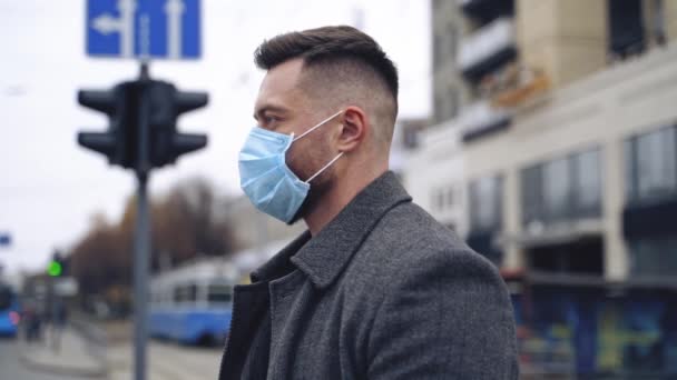 Covid 城市街道上的人戴着防护面具 防止传播头孢病毒 穿着外套和西服的男人的画像 — 图库视频影像
