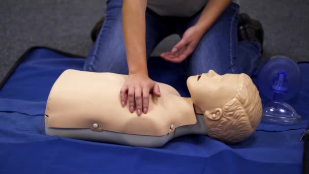 救急隊員が使用するトレーニングダミー 医療トレーニングのための特別な人形 医療コンセプトビデオ — ストック動画