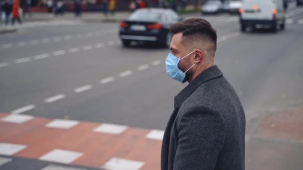 Tipo Com Máscara Segurança Andar Estrada Comportamento Responsável Durante Pandemia — Vídeo de Stock