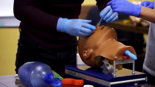 Capul Manechinului Setul Intubare Pentru Pregătirea Avansată Vieții Cardiace Echipamente — Videoclip de stoc