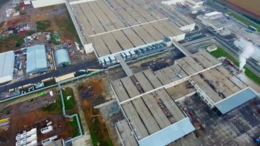Yeni yapılmış bir fabrikanın dış cephesi. Yazın kırsal kesimde modern imalat inşaatının havadan görüntüsü. Hava görünümü.