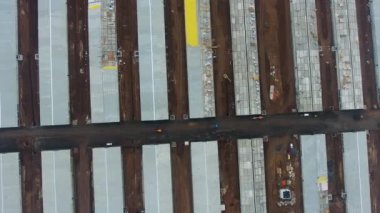 Gelecekteki hayvan çiftliklerinin yeni binalarının havadan görünüşü. Tarladaki tarım tarlaları güncel.