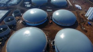 Biyolojik yakıt santralinin inşaat bölgesi. Bir tarladaki biyo gaz fabrikası..