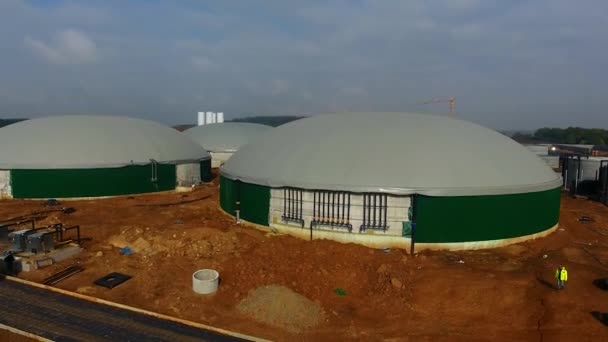 Budowa Stacji Biogazu Zielonym Polu Szare Dachy Zielone Ściany Okrągłej — Wideo stockowe