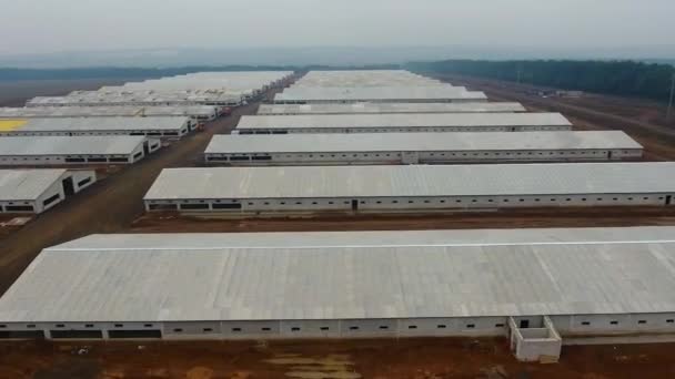 Modern Djuruppfödning Långa Hangarer Gården Vita Tak Nya Industribyggnader — Stockvideo