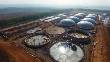 Biyolojik gaz üretim istasyonu. Modern fabrika. Ekolojik üretim. Tarlada fabrika inşa ediliyor.
