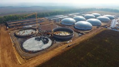 Biyolojik benzin istasyonunun yuvarlak çatıları. Yukarıdan bak. Şehir dışındaki fabrika. Modern fabrika binası. Ekolojik üretim.