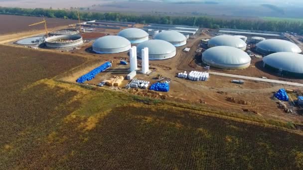 持続可能な燃料バイオガスのための植物の建設 現場の新しい工場 上からの眺め エコロジー プロデュース — ストック動画