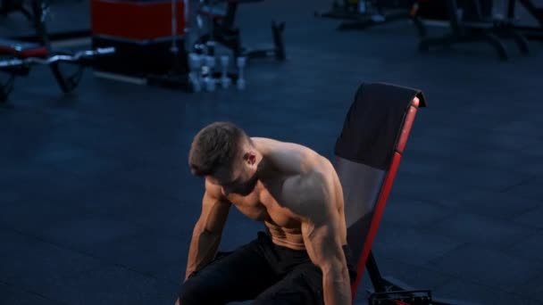 Bodybuilder Met Perfecte Body Sterke Handen Traint Met Halters Donkere — Stockvideo
