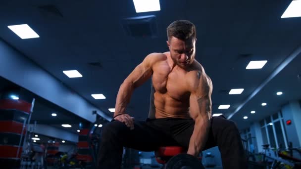 Όμορφος Αθλητικός Άνθρωπος Bodybuilder Δύναμη Κάνει Ασκήσεις Αλτήρες Γυμναστήριο Μυϊκό — Αρχείο Βίντεο