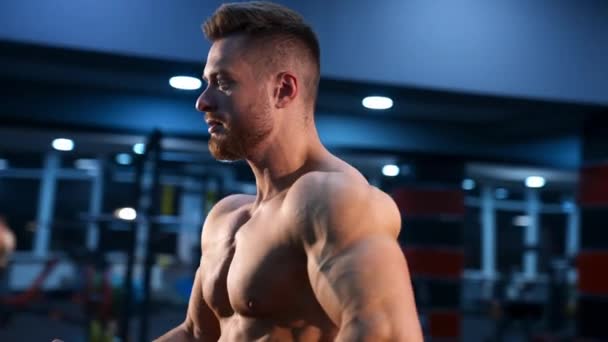 Κυκλική Άποψη Για Bodybuilder Χωρίς Πουκάμισο Στο Γυμναστήριο Άντρας Δυνατά — Αρχείο Βίντεο