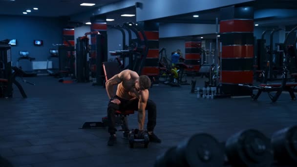 Männlicher Athlet Mit Perfektem Bauch Trainiert Modernem Fitnessstudio Mit Kurzhanteln — Stockvideo