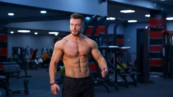 强壮的年轻运动员在镜头前表现出巨大的肌肉 完美的身体和强壮的腹肌 慢动作 — 图库视频影像