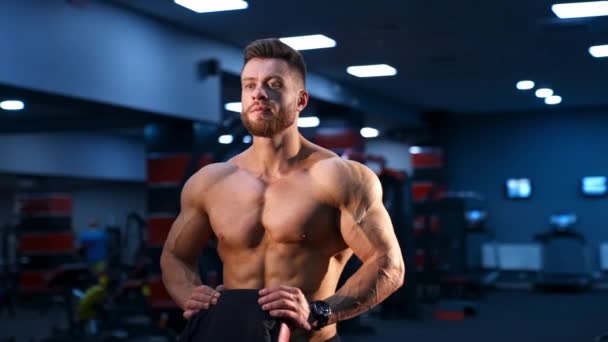Zirkelblick Auf Einen Gut Aussehenden Männlichen Bodybuilder Mit Kräftigem Körper — Stockvideo