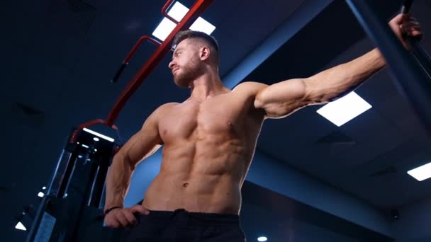 Hombre Musculoso Sobre Fondo Gimnasio Grande Varón Con Torso Perfecto — Vídeos de Stock