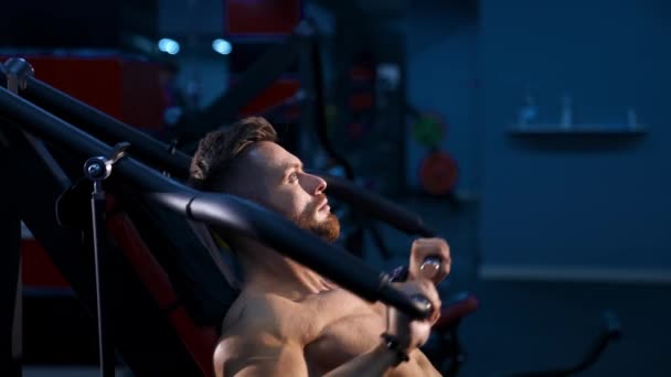 赤身裸体的年轻健美运动员正在锻炼胸部 强壮的腹肌慢动作 — 图库视频影像