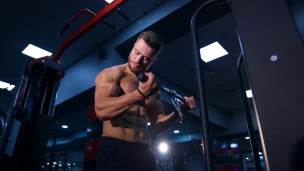 Manlig Idrottsman Med Naken Bål Tränar Händerna Gym Utrustning Selektivt — Stockvideo