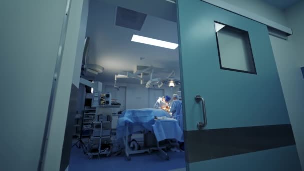 Vista Desde Puerta Operación Neurocirugía Clínica Moderna Equipo Alta Tecnología — Vídeos de Stock