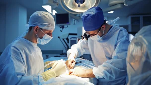 Lékaři Provádějí Neurochirurgické Operace Pomocí Robotických Přístrojů Minimální Invazivní Chirurgická — Stock video