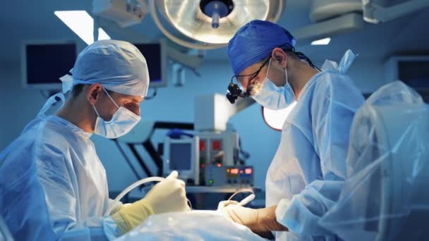 Два Нейрохирурга Операционной Обеспечивают Нейрохирургическую Операцию Современная Инновационная Клиника — стоковое видео