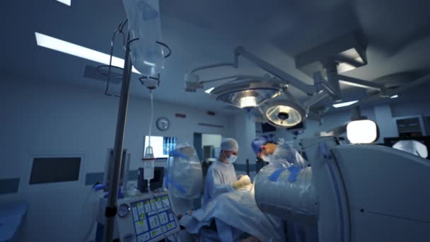 Operacja Neurochirurgiczna Stołem Operacyjnym Lampami Ultra Nowoczesnymi Urządzeniami Technologią Nowoczesnym — Wideo stockowe