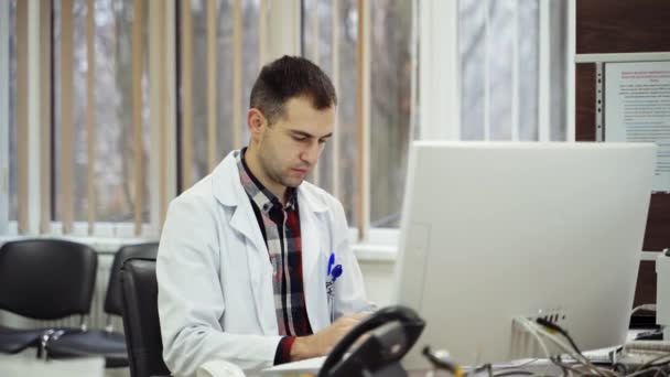 Σίγουρος Γιατρός Κάθεται Στο Γραφείο Του Τον Υπολογιστή Γιατρός Στο — Αρχείο Βίντεο