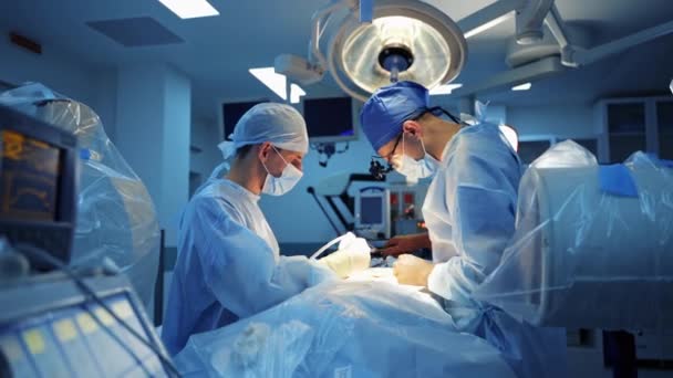 Kirurger Som Jobbar Med Patienter Operationssalen Modern Utrustning Operationssalen — Stockvideo