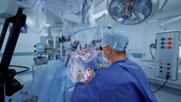 医療ユニフォームの専門医が手術を行っています 神経外科医による操作プロセス — ストック動画