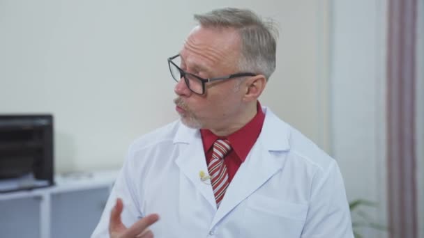 Arzt Arbeitet Seiner Arztpraxis Diskussion Medizinischer Fragen — Stockvideo