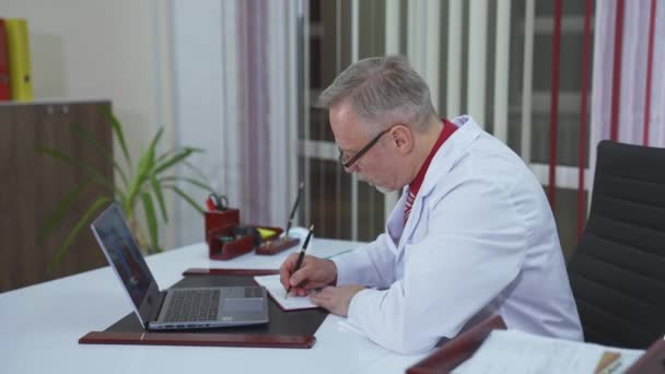 Doktor Chatuje Pacienty Online Používá Notebook Svém Pracovišti Telemedicínský Koncept — Stock video