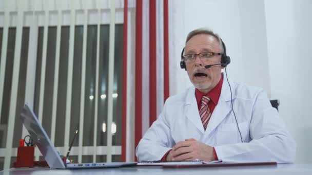 Τηλεϊατρική Έννοια Άντρας Γιατρός Φορούν Ακουστικά Μιλάμε Για Ασθενή Κάμερα — Αρχείο Βίντεο