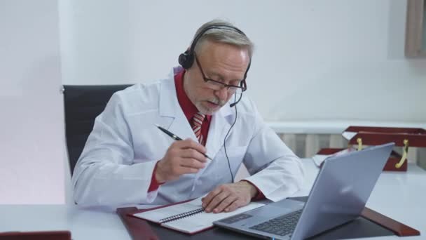 Doktor Hastayı Dinleyen Kulaklık Takıyor Sonra Semptomları Hakkında Internette Konuşuyor — Stok video