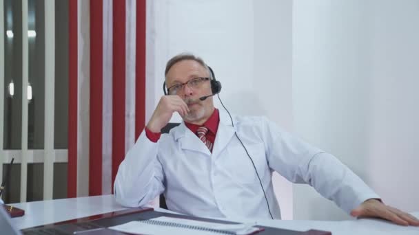 Lékař Naslouchá Pacientovi Během Telemedicínského Sezení — Stock video