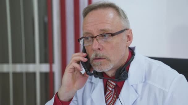 Doktor Sedí Svým Laptopem Mluví Mobilním Telefonu Svým Pacientem — Stock video