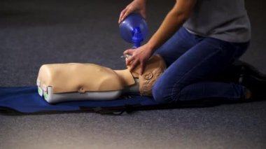 Tıbbi oyuncak bebek eğitime hazır mavi battaniyeye uzanıyor. Oksijen maskeli video eğitimi için ilk tıbbi yardım.