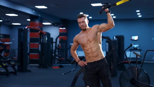 强壮英俊的健身教练用钢丝绳训练侧肌 赤身裸体 肌肉发达 — 图库视频影像