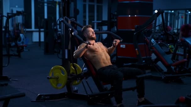 Ajuste Homem Novo Que Levanta Barbells Que Fazem Exercício Gym — Vídeo de Stock
