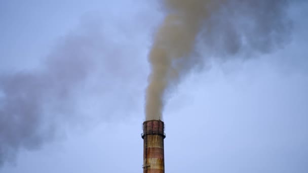 Промышленные Трубы Дымом Загрязнение Воздуха Пылью Видеозапись Крупным Планом Беспилотника — стоковое видео