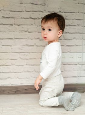 Ev içi çocuk oyunu. Evde küçük bebek oynuyor..