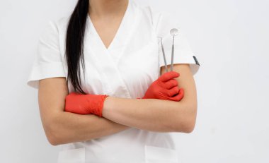 Diş hekimi eldivenli eller. Profesyonel diş doktoru..