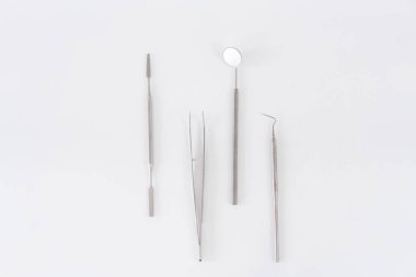 Aynalı tıbbi aletler. Beyaz izole arkaplan üzerindeki dişçi araçları.