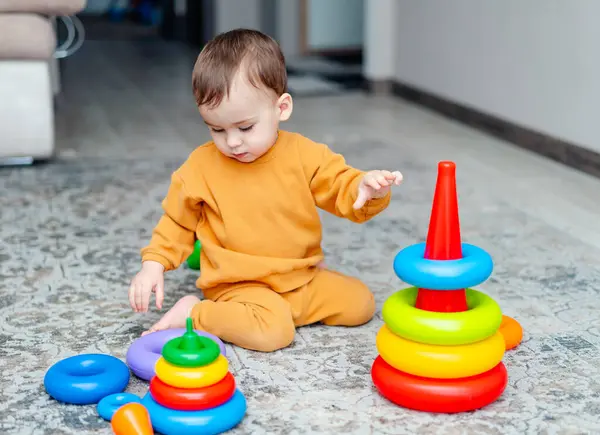 Sevimli oyun aktiviteleri. Renkli oyuncakları olan küçük bir bebek..