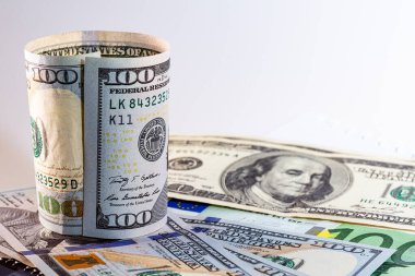 Bir yığın para. Bir yığın banknotun üstünde duran bir yığın para.