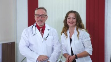 Hastanede scubs giyen bir kadın ve bir erkek sağlık uzmanının ön görüntüsü. Klinikte sağlık çalışanları.