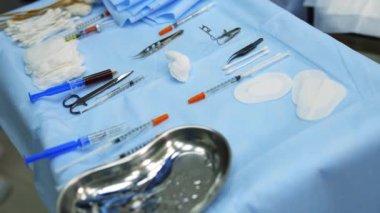 Cerrahi aletleri kapatın. Neşter, makas, şırınga, iğne, kıskaç. İşlem için araçlar.