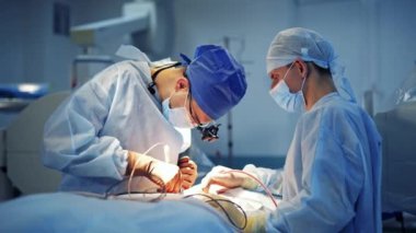Ameliyat masası, lambalar ve ultra modern cihazlarla klinik içi. Beyin cerrahları ameliyat sağlar. Teknoloji, yüksek teknoloji iç mimari, tıp konsepti.