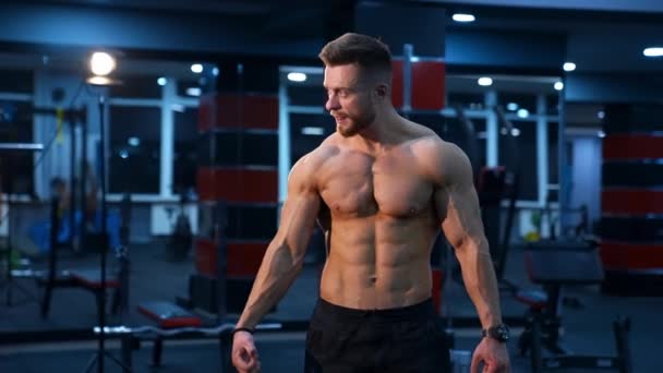 Muskelsportler Stark Pumpt Nach Hartem Training Muskeln Einem Fitnessstudio Perfekter — Stockvideo
